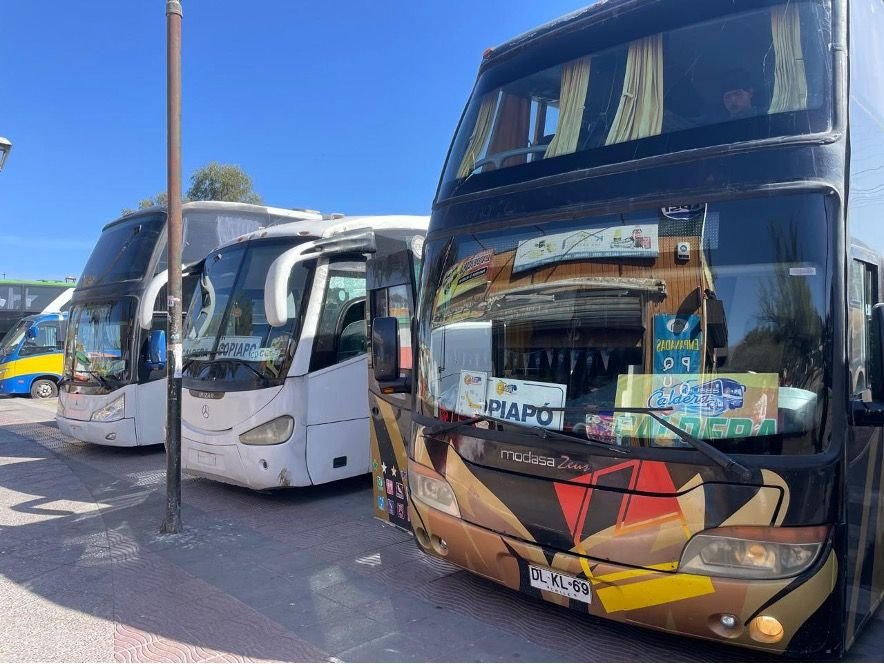 Buses estacionados en fila, con los letreros de Caldera y Copiapó a la vista.